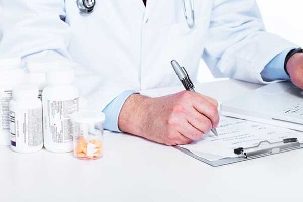 Le médecin prescrit un traitement contre les douleurs testiculaires causées par l'excitation